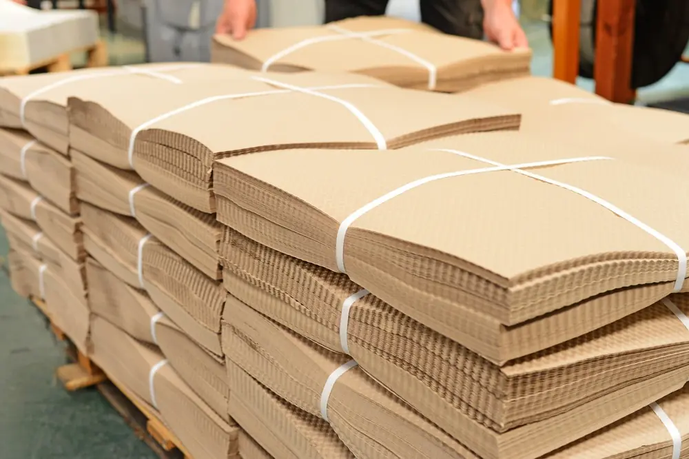 Bundles of flat corrugated sheets strapped on pallets